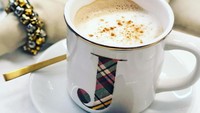 Sepertinya Jlo juga suka ngopi. Good morning everyone, tulis Jlo untuk keterangan foto latte dengan cookies ini. Lihat deh mug-nya, menampilkan inisal J yang lekat dengan nama Jennifer. Foto: Instagram jlo