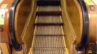 Eskalator Tertua Macys Herald Square di New York merupakan gedung pertama di dunia yang pertama memiliki eskalator. Sebagai besar eskalator tua tersebut sudah diganti, namun masih ada sisanya. Istimewa/oddee.com