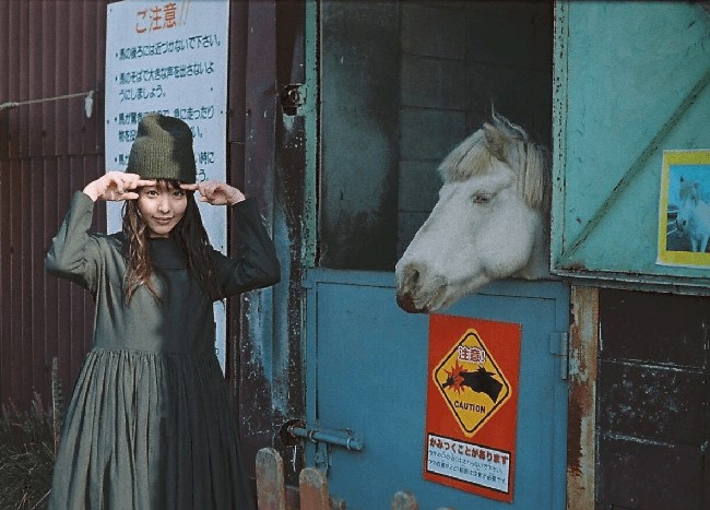 Kenalan dengan Erika Karata, seorang penjaga peternakan cantik asal Jepang. Foto: Dok. Instagram/@erika_karata