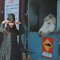 Kenalan dengan Erika Karata, seorang penjaga peternakan cantik asal Jepang. Foto: Dok. Instagram/@erika_karata