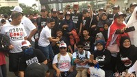 Begini suasana saat warga berkaus #2019GantiPresiden kumpul di CFD. Saat bertemu dengan sesama pengguna kaus #2019GantiPresiden mereka berfoto bersama.