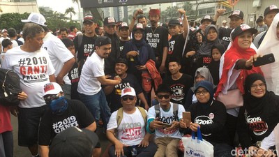 Foto: Ramai-ramai Berkaus #2019GantiPresiden di CFD Bundaran HI
