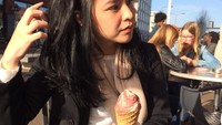 Candid aja cantik gini. Pose makan es krim Gabriela ini dibilang mirip Maudy Ayunda. Setuju nggak? Foto: Instagram @gabrielakf