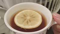 Menghangatkan tubuh, Aliya pun membuat jahe merah dengan paduan madu dan lemon. Hmm enak. Foto: Instagram @ruby_26