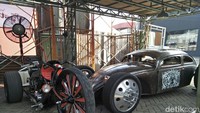 Bingky mengatakan, konsepnya adalah menggunakan barang yang sudah tidak terpakai lagi menjadi sesuatu mahakarya bernilai. Menjadi hidup kembali. Foto: Ruly Kurniawan