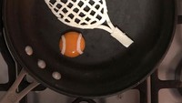 Raket tenis serta bola tenis ini terbuat dari putih dan kuning telur goreng alias telur ceplok. Ini sih niat banget pasti bikinnya. Karena dibuat sangat detail Foto: @the_eggshibit