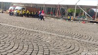 Kepala Unit Pengelola Kawasan (UPK) Monas, Mujirin memperkirakan sampah sisa acara sembako kemarin 3 kali lebih banyak daripada sampah saat libur Lebaran.