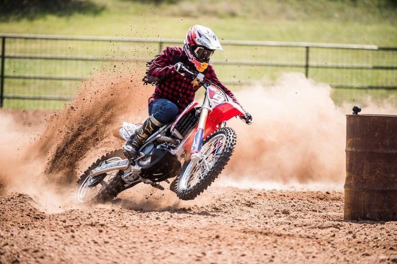 Aksi Marc Marquez dengan motor trail. Foto: Istimewa Aksi Marc Marquez dengan motor trail. Foto: Istimewa