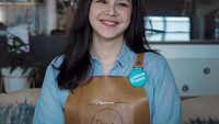 Hayo pria mana yang bisa menolak jika kopi pesanannya diracik oleh Gabriela. Senyumnya bikin secangkir kopi jadi manis mesi tanpa gula. Setuju nggak? Foto: Instagram @gabrielakf