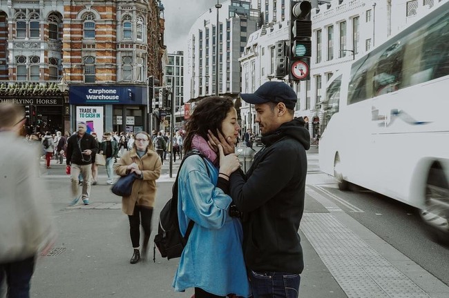 Wanita mana yang tidak luluh ditatap seperti ini oleh suaminya? Foto: Dok. Instagram/Chicco Jerikho