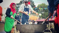 Sedang shooting acara memasak di salah satu stasiun TV, chef Steby terlihat sedang memasak udang. Foto: Instagram @standbysteby