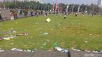 Foto: Sampah Sisa Acara Sembako di Monas Masih Dibersihkan