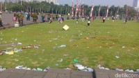 Petugas masih berjibaku membersihkan sampah-sampah itu