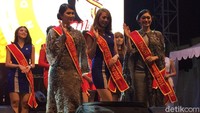 Selain dirinya yang menjadi Miss Motor Show, ada juga yang lainnya, yakni Siwi Prasetyo dari Suzuki sebagai Miss Foto Genik, Leonita Sanjaya dari Mitsubishi sebagai Miss Otomotif, Rifki Gata dari Honda sebagai Miss Persahabatan, Sintia Putri dari Kawasaki sebagai Miss Favorit, Karnia Claudia dari Mercedes-Benz sebagai Miss runner up dua, serta Prita Julita dari Mercedes-Benz sebagai Miss Runner up satu. Foto: Khairul Imam Ghozali