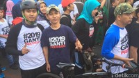 Mereka beraktivitas di CFD, ada juga yang sambil bersepeda.