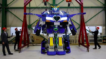 Robot berwarna dominan biru dan putih ini punya tinggi 3,7 meter. Foto: J-deite RIDE, Robot Transformers buatan Jepang (Reuters)