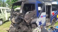Kondisi motor rusak parah dan gosong. Sementara elf hanya bagian depannya saja yang terbakar./Foto: Hakim Ghani