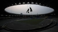 Aktivitas pekerja pada proyek renovasi Stadion Utama Gelora Bung Karno, Senayan, Jakarta, Selasa (23/5). Proses renovasi sudah mencapai 55,6 persen. Proyek renovasi stadion utama GBK yang akan digunakan untuk pembukaan Asian Games 2018 Jakarta-Palembang ini diperkirakan selesai pada 8 Oktober 2017. Dok. APFI.