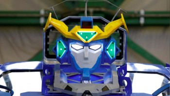 Robot ini bisa dinaiki loh, baik itu ketika menjadi robot atau sedang dalam mode mobil sport. Foto: J-deite RIDE, Robot Transformers buatan Jepang (Reuters)