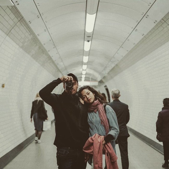 Putri Marino mengenakan jaket denim oversized dan juga mantel bernuansa pink millennial yang kekinian ketika jalan-jalan bersama suaminya. Foto: Dok. Instagram/Chicco Jerikho