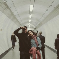 Putri Marino mengenakan jaket denim oversized dan juga mantel bernuansa pink millennial yang kekinian ketika jalan-jalan bersama suaminya. Foto: Dok. Instagram/Chicco Jerikho