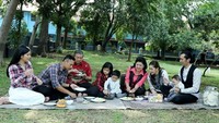 Serunya makan rujak bersama di taman Yonif Mekanis 203. Bersama pak SBY dan Ibu Ani, keluarga ini terlihat kompak makan bersama. Foto: Instagram @ruby_26