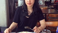 Di depan Gabriela sudah ada seporsi sandwich tapi bukan dimakan, kok malah bengong. Mikirin apa hayo? Foto: Instagram @gabrielakf