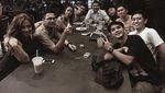 Gaya Keren Ricky Harun Saat Sedang Ngopi dan Dinner Romantis Bersama Istri