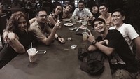 Ditemani es kopi, Ricky terlihat asyik ngumpul dan ngobrol bareng bersama teman-temannya di sebuah kafe. Foto: Instagram @rickyharun