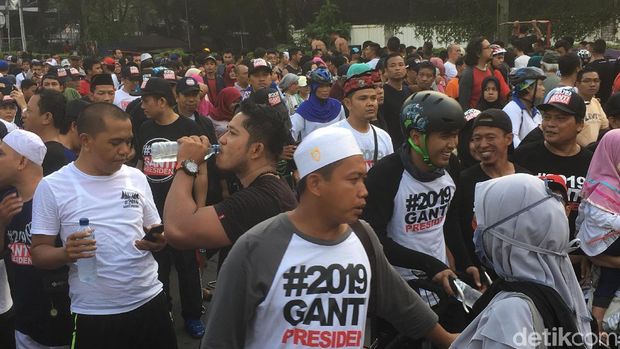  Sejumlah masyarakat memakai kaus #2019GantiPresiden di CFD