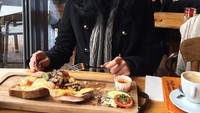 Pose dulu sebelum makan. Seporsi open sandwich sudah siap dilahap Gabriela. Foto: Instagram @gabrielakf