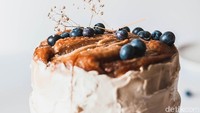 Wah! Bluberry yang jadi topping kue ini digantikan sama kepala kucing berwarna hitam. Terlihat mirip ya! Foto: instagram @cats_in_food