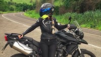 Beberapa kali dia juga berpose dengan moge bergaya adventure. Foto: Instagram/carollclarke