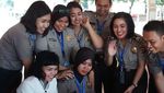 Foto: Detik-detik Mengharukan Polwan Ijab Kabul Lewat Video Call