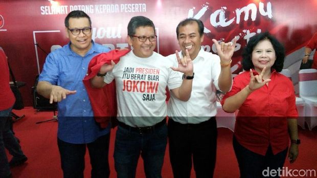 Sekjen PDIP Pakai Kaus 'Presiden Itu Berat, Biar Jokowi Saja'