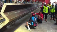 Begini gaya Menhub Budi Karya Sumadi saat meninjau proyek Light Rail Transit (LRT) Jabodebek di Stasiun LRT Kawasan Pancoran, Jakarta Selatan, sambil jongkok-jongkok, Minggu (29/4/2018).