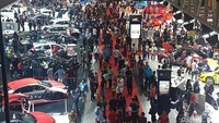 Pengunjung terlihat memadati hall utama seperti Hall A dan Hall D yang merupakan area pameran mobil/motor baru. Merek otomotif dari Jepang, Korea, China, hingga Eropa menempati hall utama tersebut. Foto: Rangga Rahadiansyah