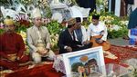Foto: Akad Nikah yang Hanya Disaksikan Briptu Nova Via Video Call