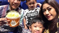 Nonton berempat, Aliya dan Ibas tetlihat sedang asyik berfoto sambil memegang popcorn. Foto: Instagram @ruby_26