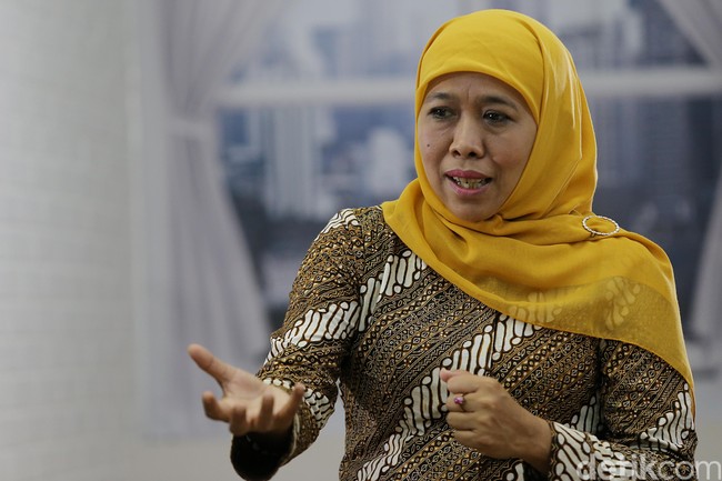 Khofifah selalu memakai hijab segi empat polos tanpa motif. Pasangan Emil Dardak, suami Arumi Bachsin ini memiliki gaya yang konsisten di setiap agenda.  Foto: Muhammad Ridho