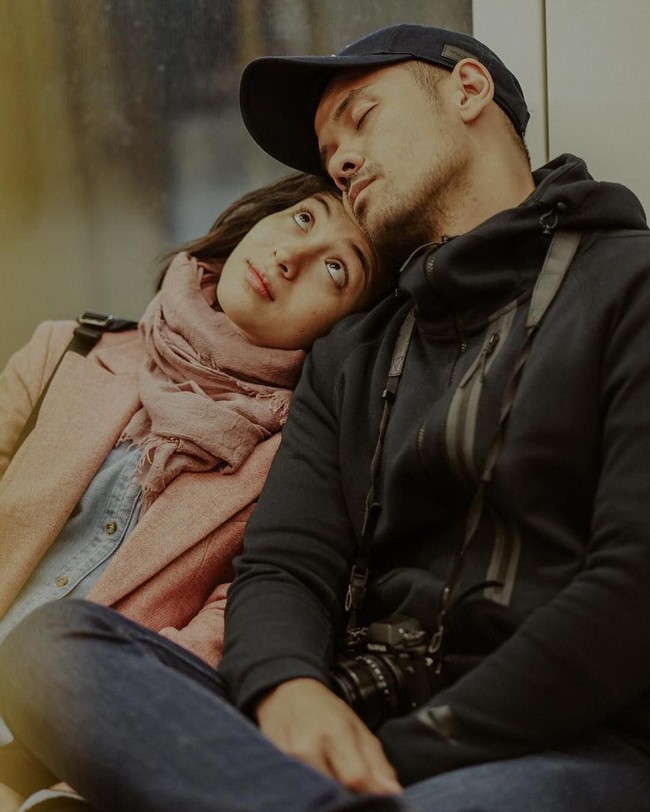 Enaknya jalan jalan sama si unyi bisa jadi bantal di kala ngantuk, tulis Chicco Jerikho. Gemas sekali yah fotonya. Foto: Dok. Instagram/Chicco Jerikho