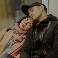 Enaknya jalan jalan sama si unyi bisa jadi bantal di kala ngantuk, tulis Chicco Jerikho. Gemas sekali yah fotonya. Foto: Dok. Instagram/Chicco Jerikho