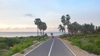 Dengan rekonstruksi tersebut, panjang jalan nasional di Pulau Moa di akhir tahun 2017 bertambah dari 20,4 km menjadi 27,9 km. Foto: Dok Kementerian PUPR