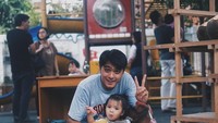 Foto ini jadi bukti kalau Ricky memang sayang dengan keluarga. Meski sibuk, ia masih sempat menemani sang putri makan sambil bermain sepeda. Foto: Instagram @rickyharun