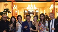 Walau dikabarkan dekat dengan Maia Estianty, tapi saat tengah berada di satu acara bareng, keduanya memilih untuk tidak berdekatan. Saat itu Irwan berdiri di paling pinggir sambil memegang segelas champagne. Sedangkan Maia berdiri di sisi lainnya sambil memegang segelas jus jeruk.  Foto: Instagram @irwanmussry