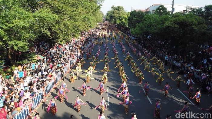 Pentas tari Gambyong diikuti 5.035 penari putri di Jalan Slamet Riyadi, Solo, Minggu (29/4/2018).