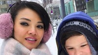 Belum lama ini Farah Quinn bersama putra sulungnya berlibur menikmati salju di Jepang.Foto: Instagram Farah Quinn