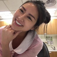 Carina Linn pernah menunjukkan gambar dirinya memakai seragam suster berwarna pink ini. Dia berpose selfie di rumah sakit tepatnya bertugas. Foto: Dok. Carina Linn