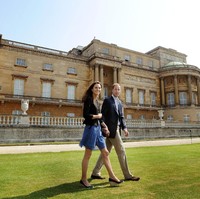 Sehari setelah pernikahan, Kate Middleton dan Pangeran William bertolak menuju lokasi bulan madunya dari Istana Buckingham. Terlihat bagaimana keduanya sangat bahagia setelah akhirnya resmi menjadi suami-istri. Foto: Ist.