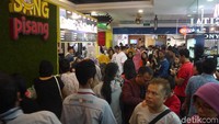 Pengunjung yang datang sangat antusias ingin mencoba nugget pisang Sang Pisang. Antrean sudah mengular bahkan sebelum gerai resmi dibuka. Foto: Solihin Farhan